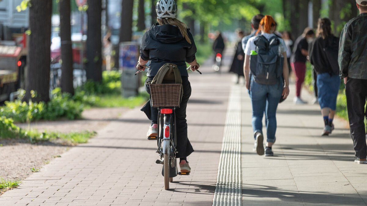 Radfahrer*in und Fußgänger*innen Radfahrer*in und Fußgänger*innen