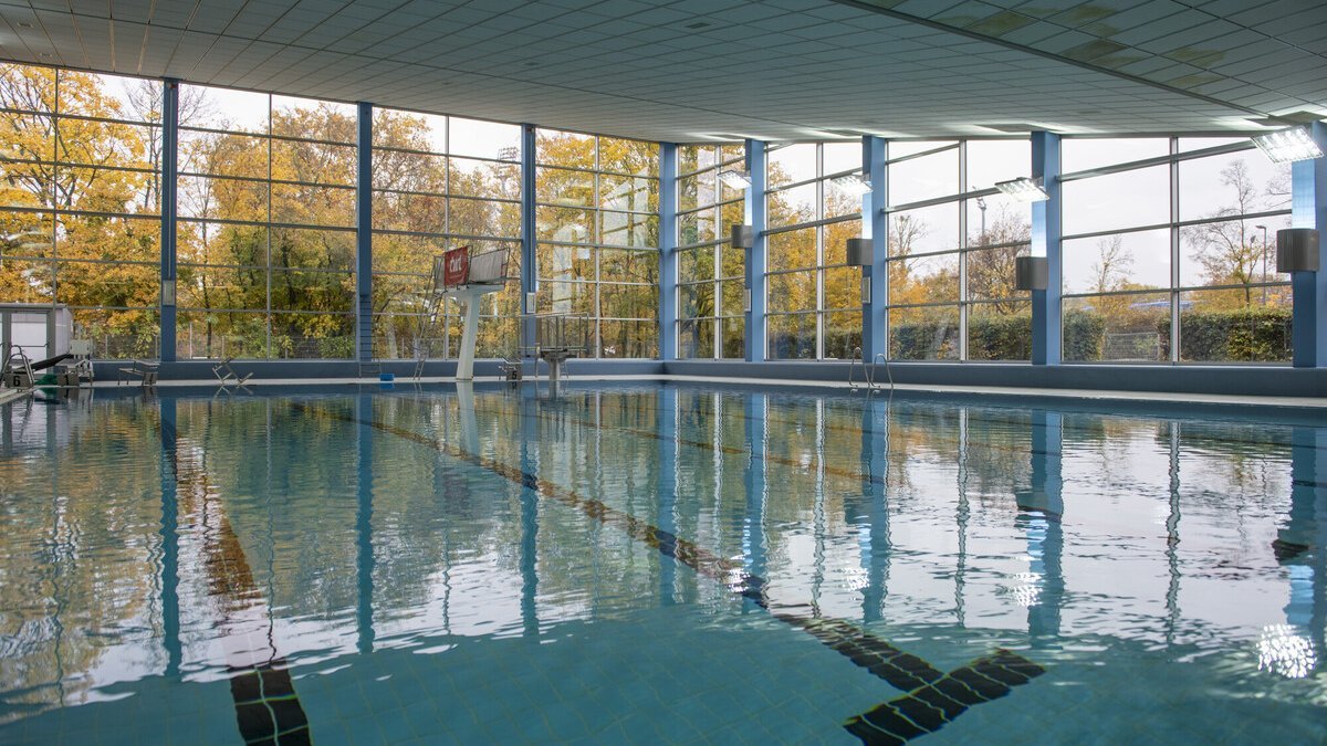 Schwimmbecken im Hallenbad Süd