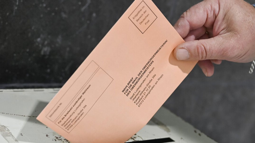 Wahlbrief und Wahlurne bei der OB Wahl 2025