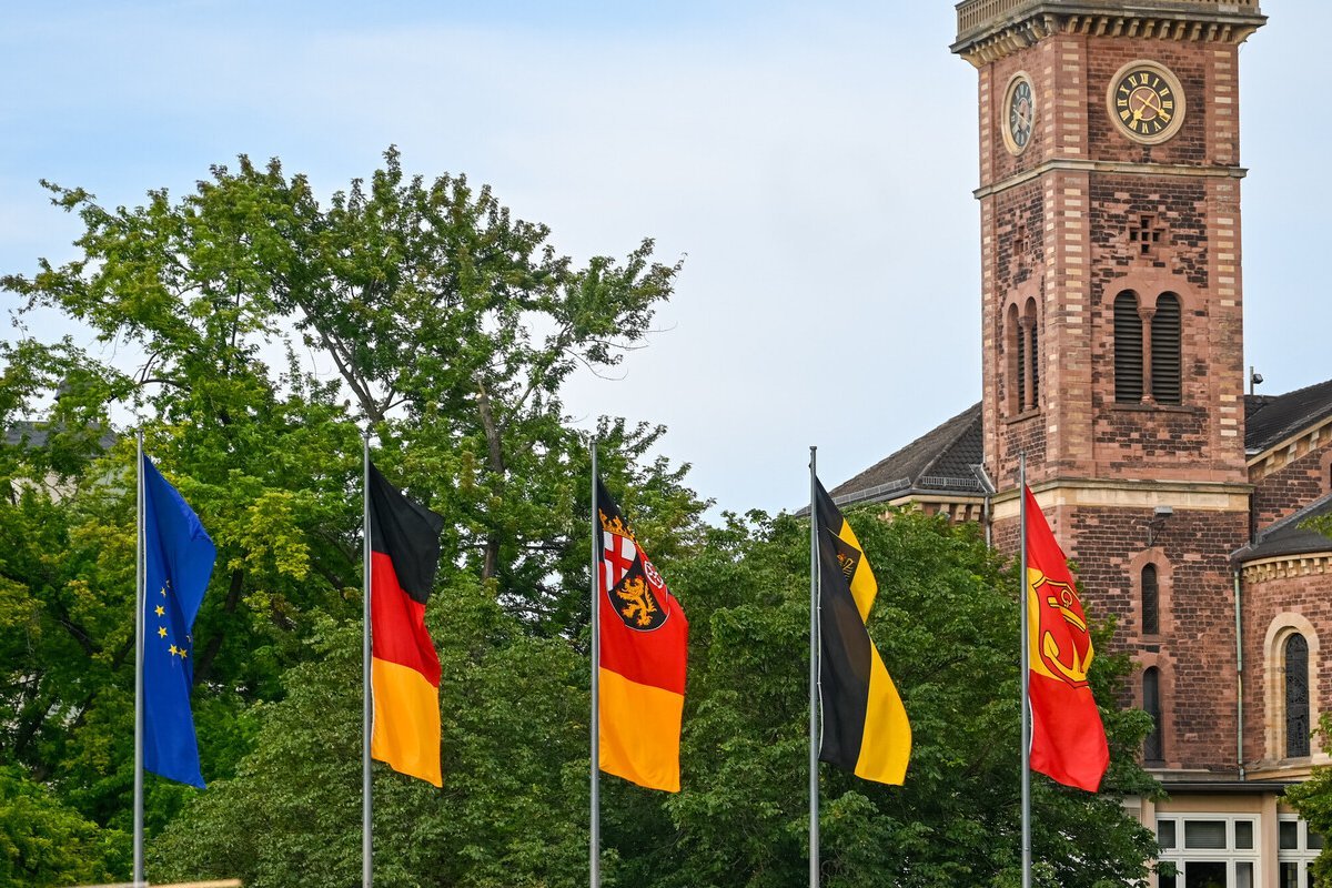 Flaggen vor der Kirche St. Ludwig